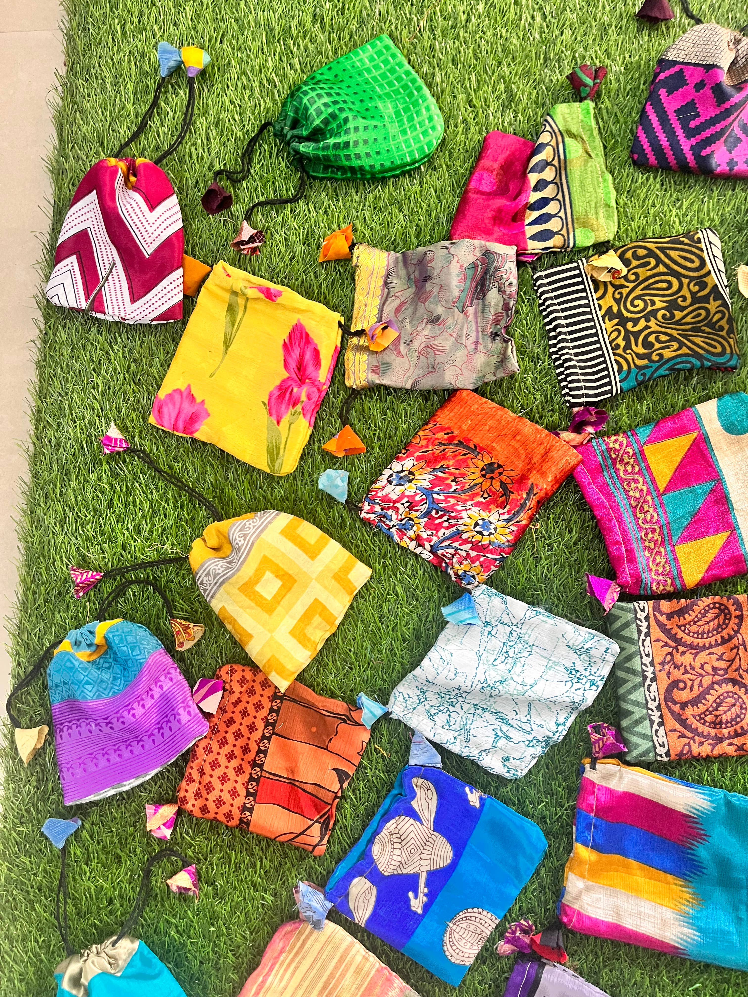 Meghcraft - Vente Pochette cadeau - Sacs vintage en soie recyclée avec cordon pour bijoux - Sachets cadeaux4