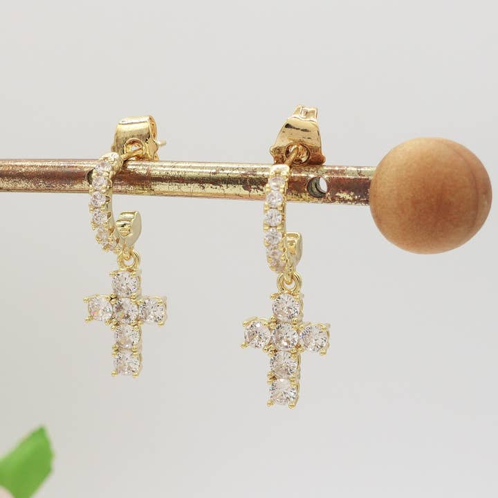 Daemon srls - Wholesale Huggie Earrings - SYLVIE CROSS HOOPS ~ Orecchini mini cerchio zirconato con croce in cubic zirconia2