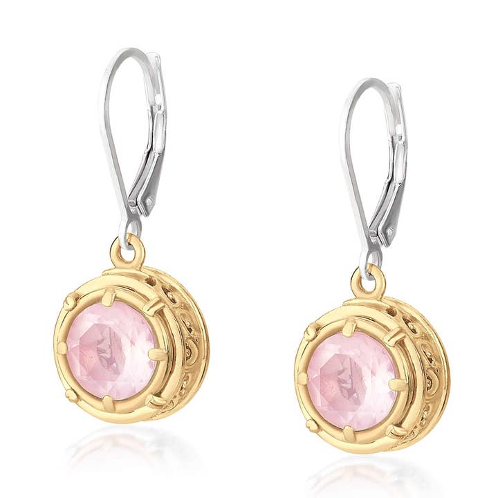 Brincos redondos de quartzo rosa facetado com detalhes em vermeil dourado por atacado de Anatoli Jewelry
