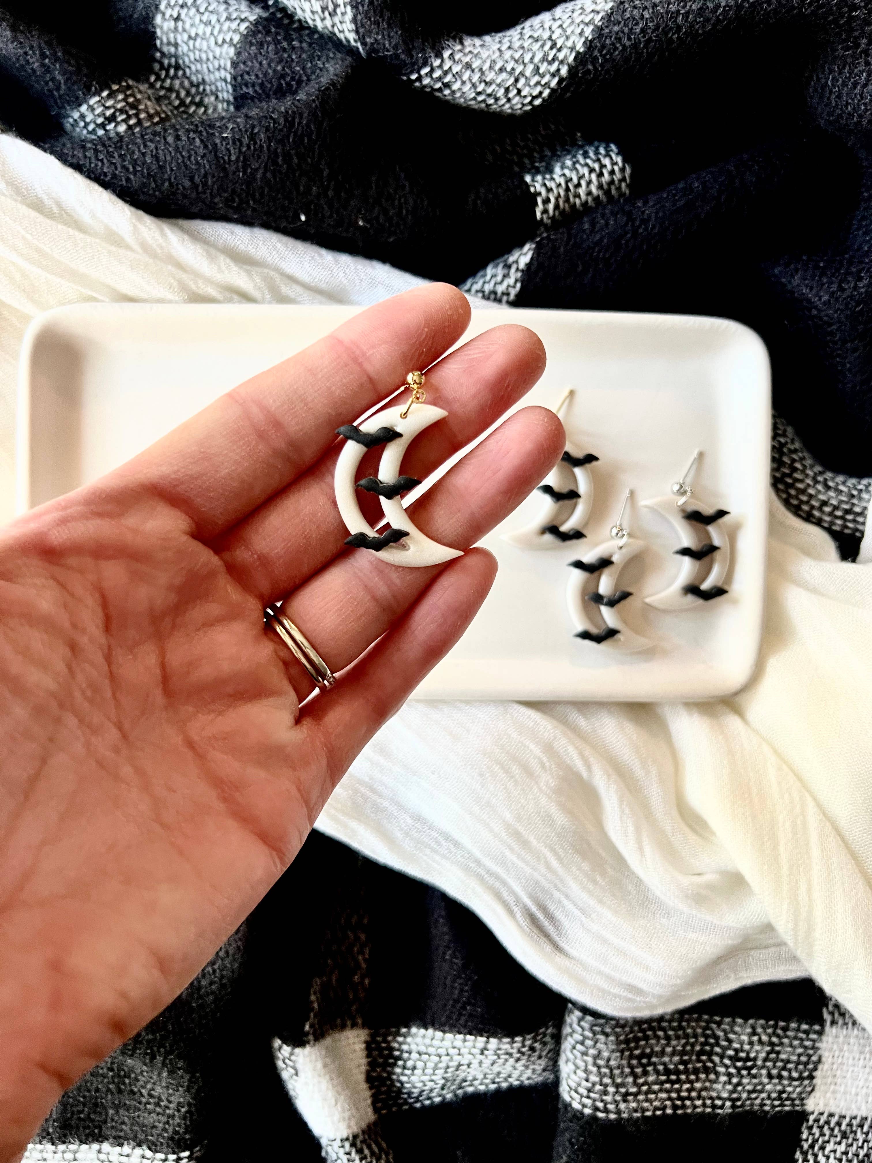 SeizeTheClayJewelry - Wholesale Hangende/ronde oorbellen - Vleermuis Maan Oorbellen, Maan Klei Oorbellen, Vleermuis Klei Oorbellen8