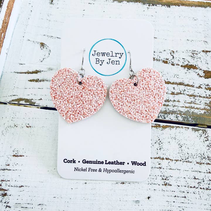 Boucles d'oreilles cœur (moyennes) : Paillettes rose poussiéreux pour la vente par Jewelry By Jen