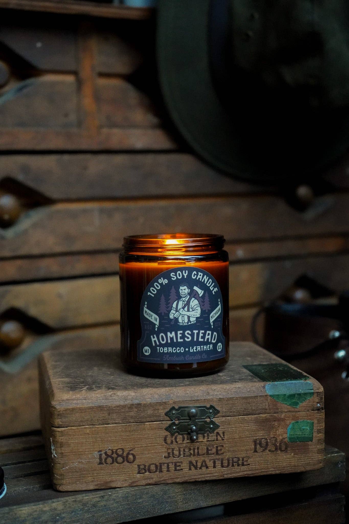 Ambush Candle Co. – wholesale Jar/filled candle – Homestead | Tobacco + Leather 8oz Soy Candle6