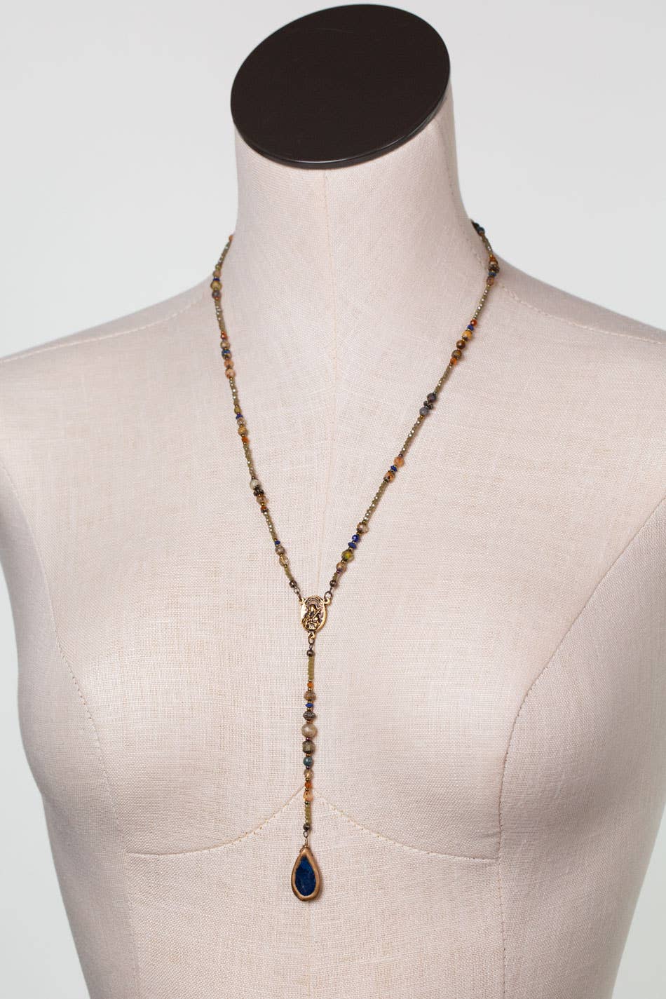 Anne Vaughan Designs Jewelry - Vendita all'ingrosso Collane di perline/perle - Collana Statement in Lapislazzuli e Vetro Ceco "Sacred Heart" 21-23"2