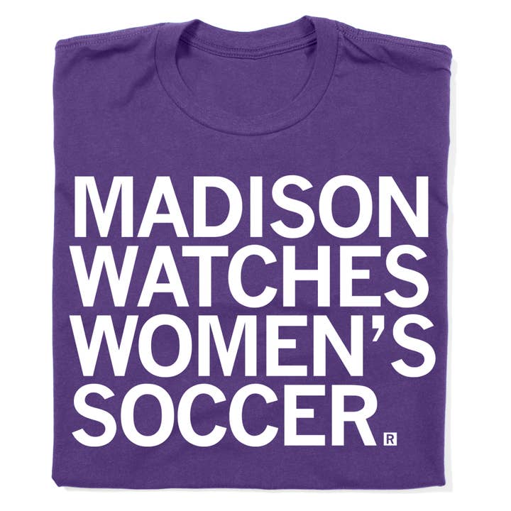 Madison regarde le football féminin. pour la vente par RAYGUN