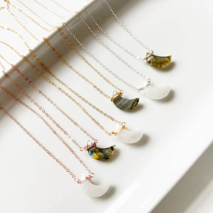 Collier ras du cou en forme de lune | Pierre de lune | Labradorite | Quartz rose pour la vente par Champagne on a Wednesday