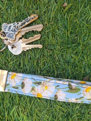 Daisy Keychain Wristlet for wholesale by Harlow's Garden Gifts