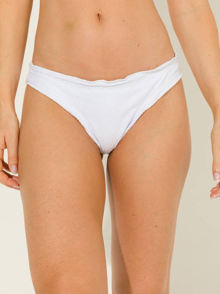 Bas de bikini plissé Carol avec volants pour la vente par CorpoBonito swimwear by Andreia