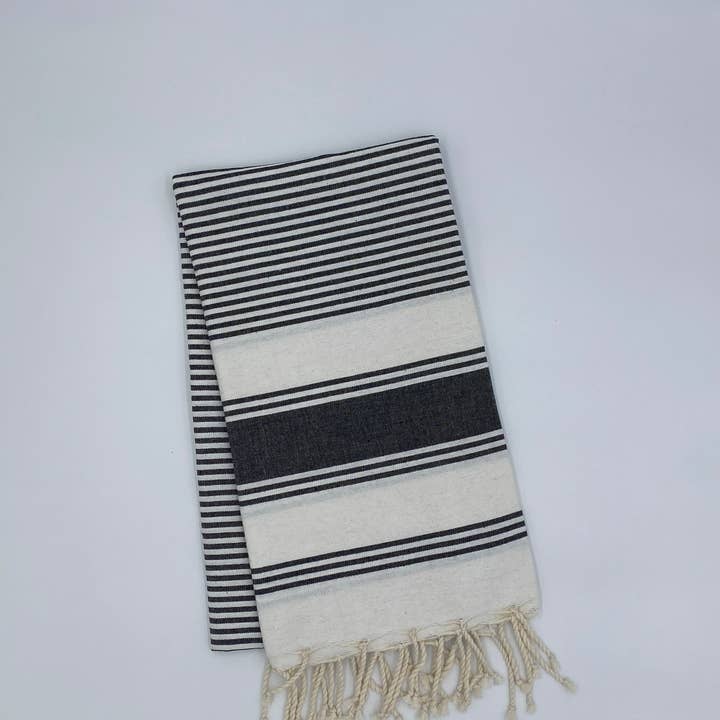 Futa- Serviette turque pour la vente par The Artisanry