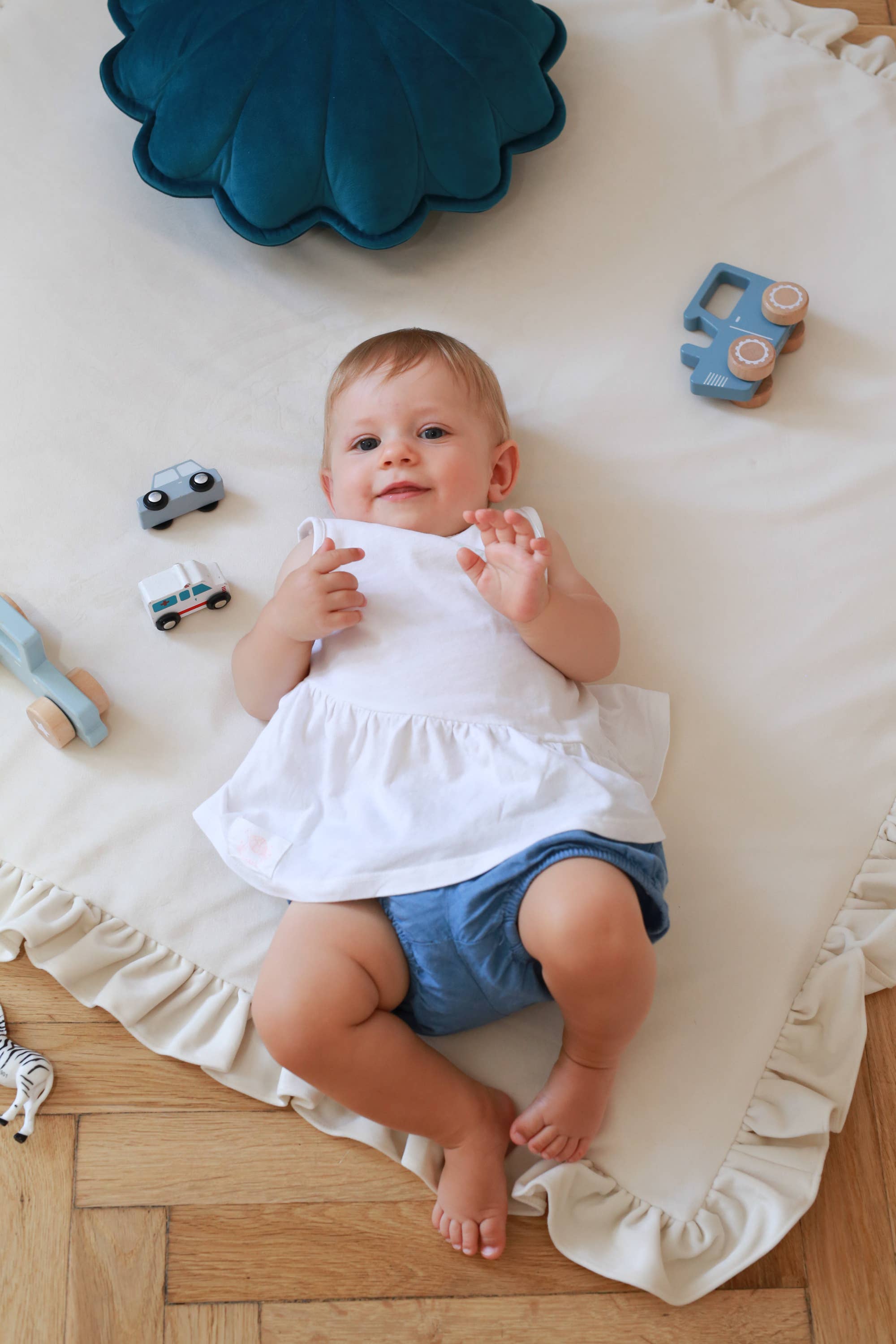 Babyly – Engroshandel Legemåtte - Børn og baby – Velour legetæppe med skum og flæser (6 farver)6