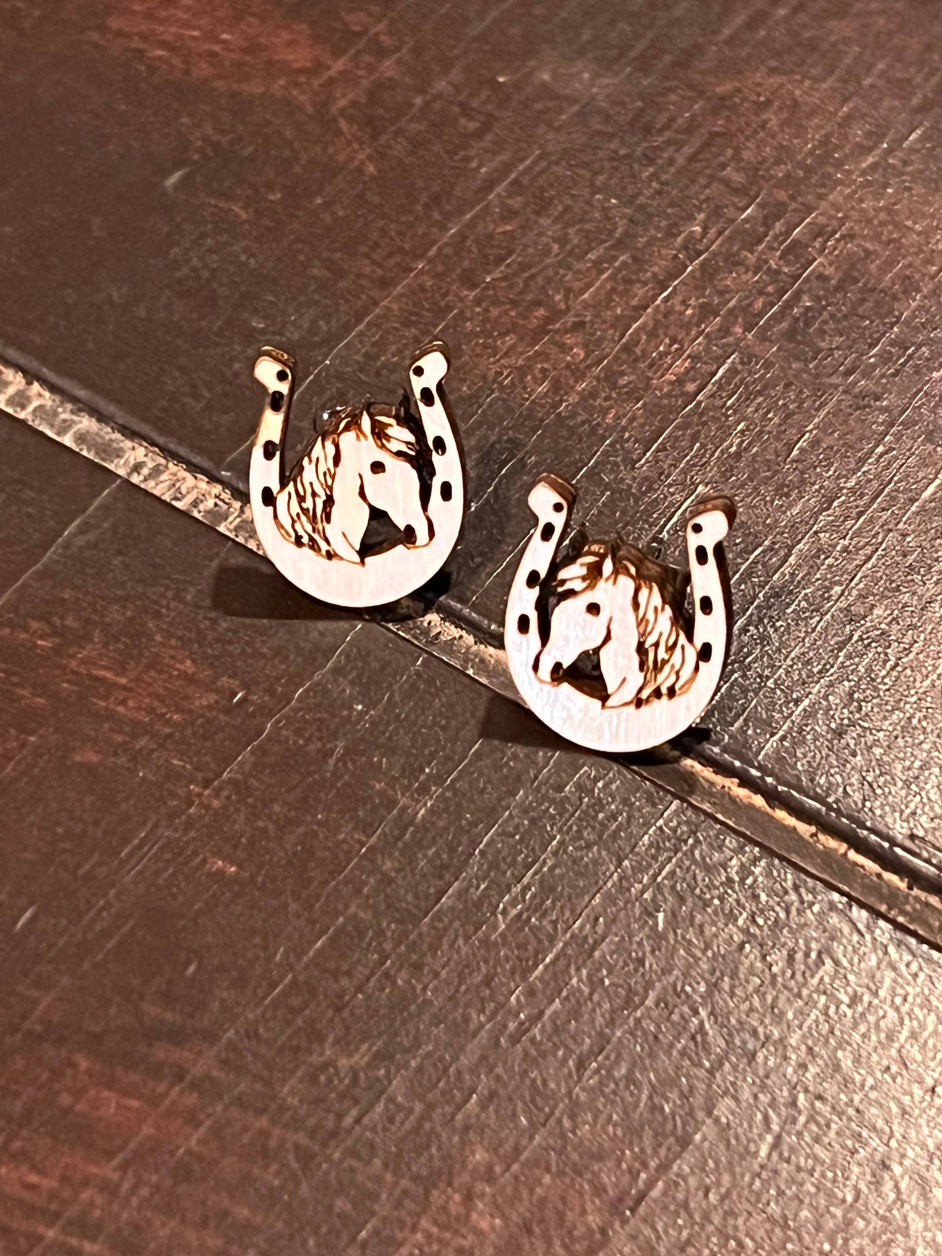 Suchfungoods - Vendita all'ingrosso Orecchini a bottone - Orecchini a bottone a ferro di cavallo0