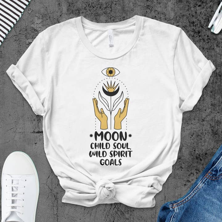 Camiseta unisex de algodón Bohemia con diseño lunar y espíritu libre para venta al por mayor de FreakyTeeFactory
