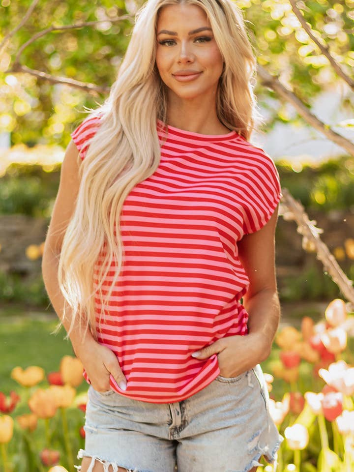 Haut à manches courtes côtelées à rayures Sarahi avec encolure ronde pour la vente par Threaded Pear