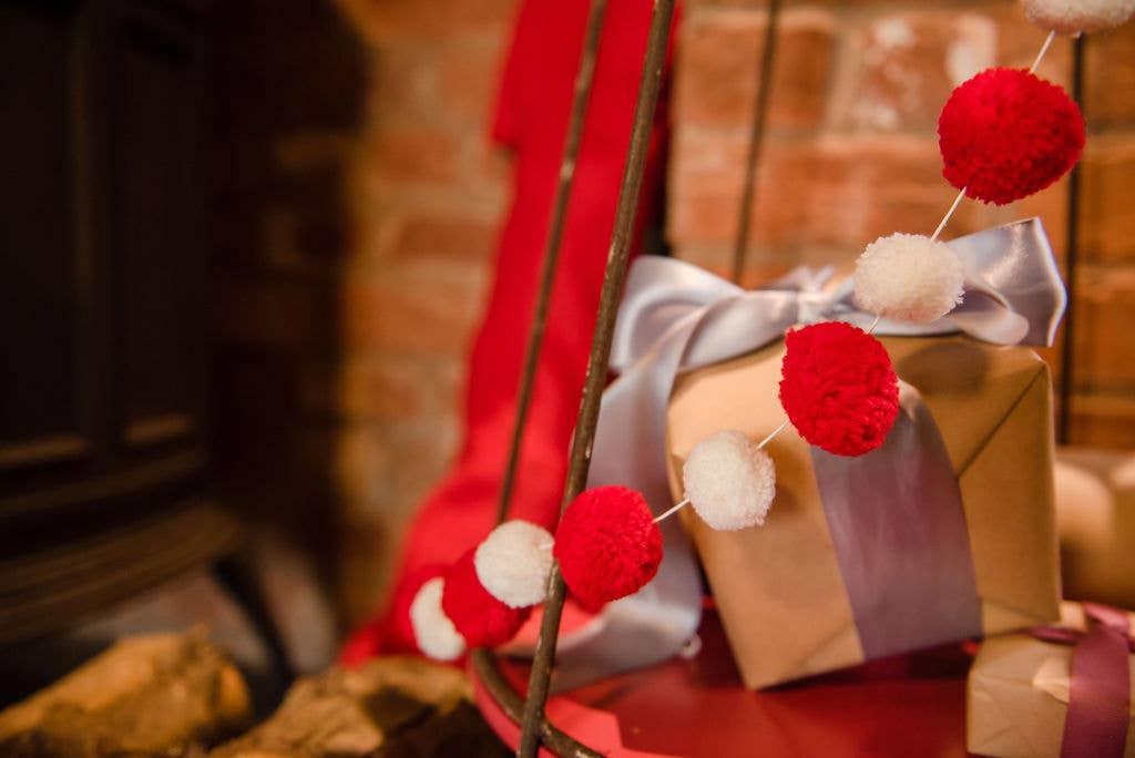 PomPom Galore – wholesale Christmas decoration – Christmas Red & White Pom Pom Garland3