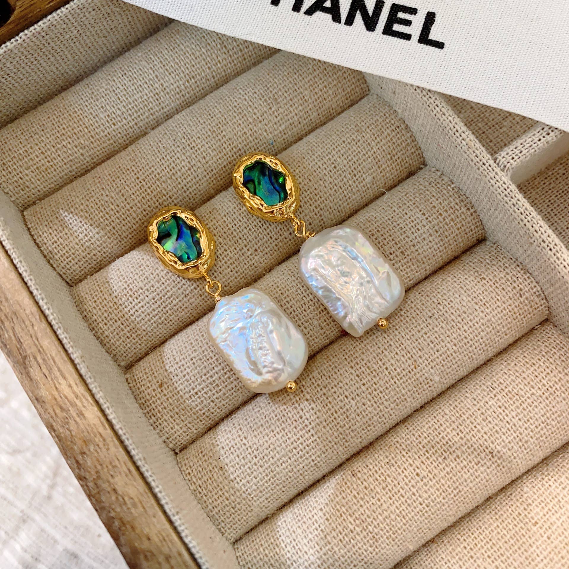 Fabula - Vente Boucles d'oreilles pendantes - Boucles d'oreilles baroques en perle avec fleurs peintes à l'huile à la française7