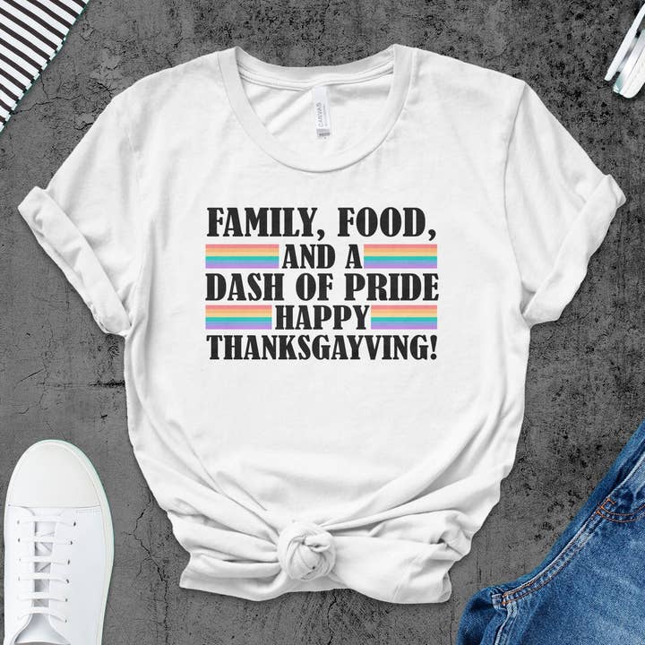 Thanksgiving Pride T-shirt, Happy ThanksGayving-T-shirt voor het hele gezin, LGBTQ-vakantieshirt, feestelijke regenboogherfstkleding, uniseks top voor volwassenen voor wholesale door FreakyTeeFactory