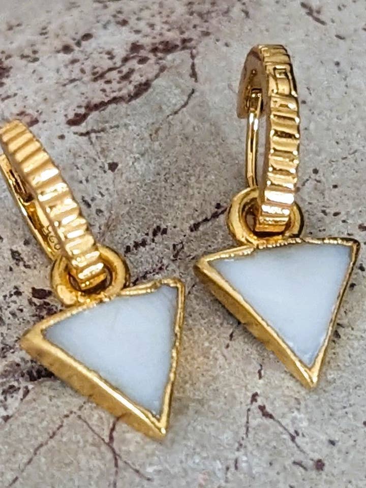 Die Dreieck-Ohrringe aus Perlmutt für den Großhandel von Lapis London