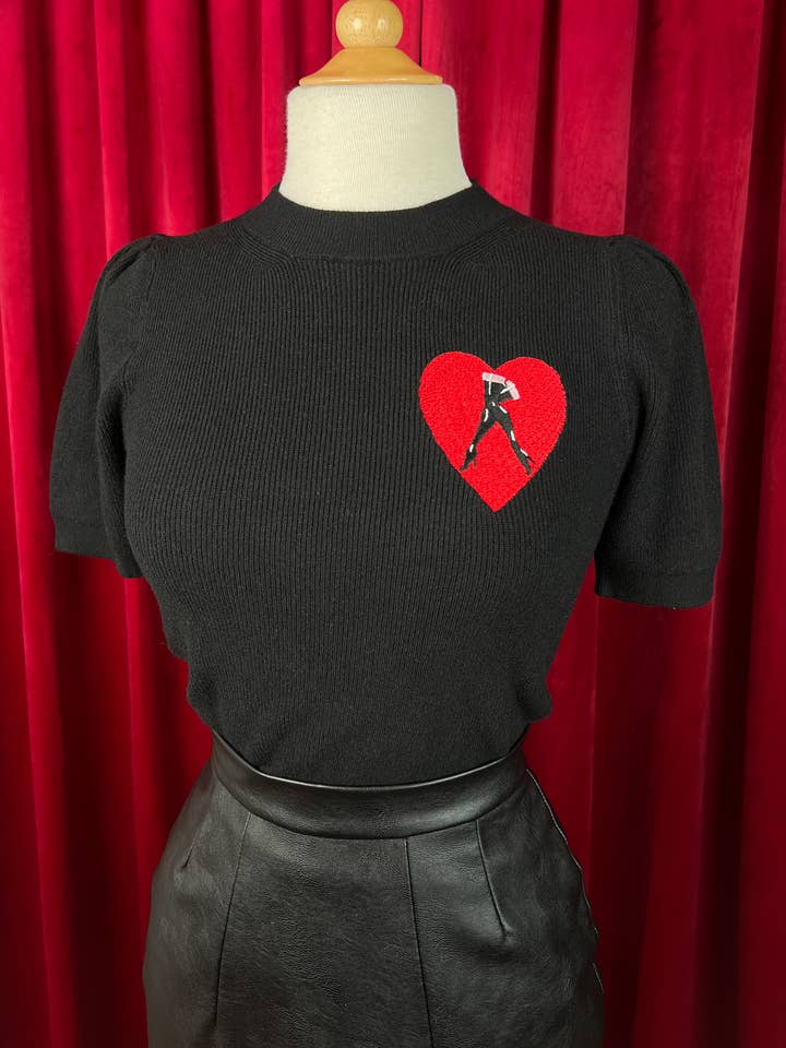 Pull à manches courtes Step Into Love en noir pour la vente par Mischief Made