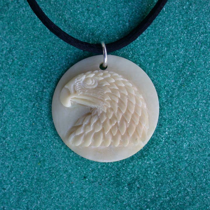 Tagua-Adler-Anhänger mit einer 18-Zoll-Seidenschnur (groß) für den Großhandel von Tidepool