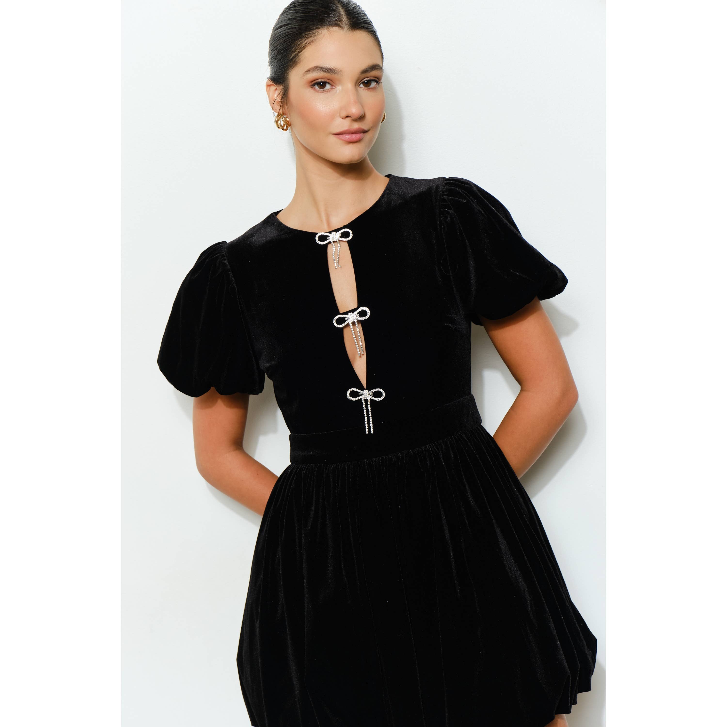 INA – Engroshandel Kjole - Dame – Velvet minikjole med pufærmer, sløjfe og boblekant17