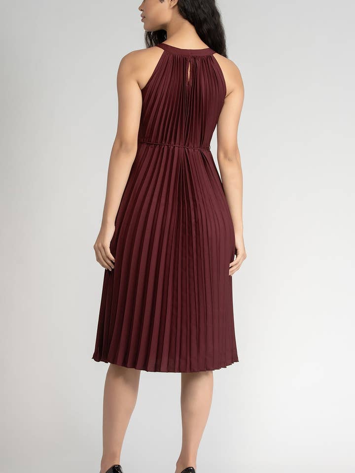Kvinnors eleganta bältade veckade ärmlös kort klänning rödbrun färg för wholesale av STYLE INSTANT
