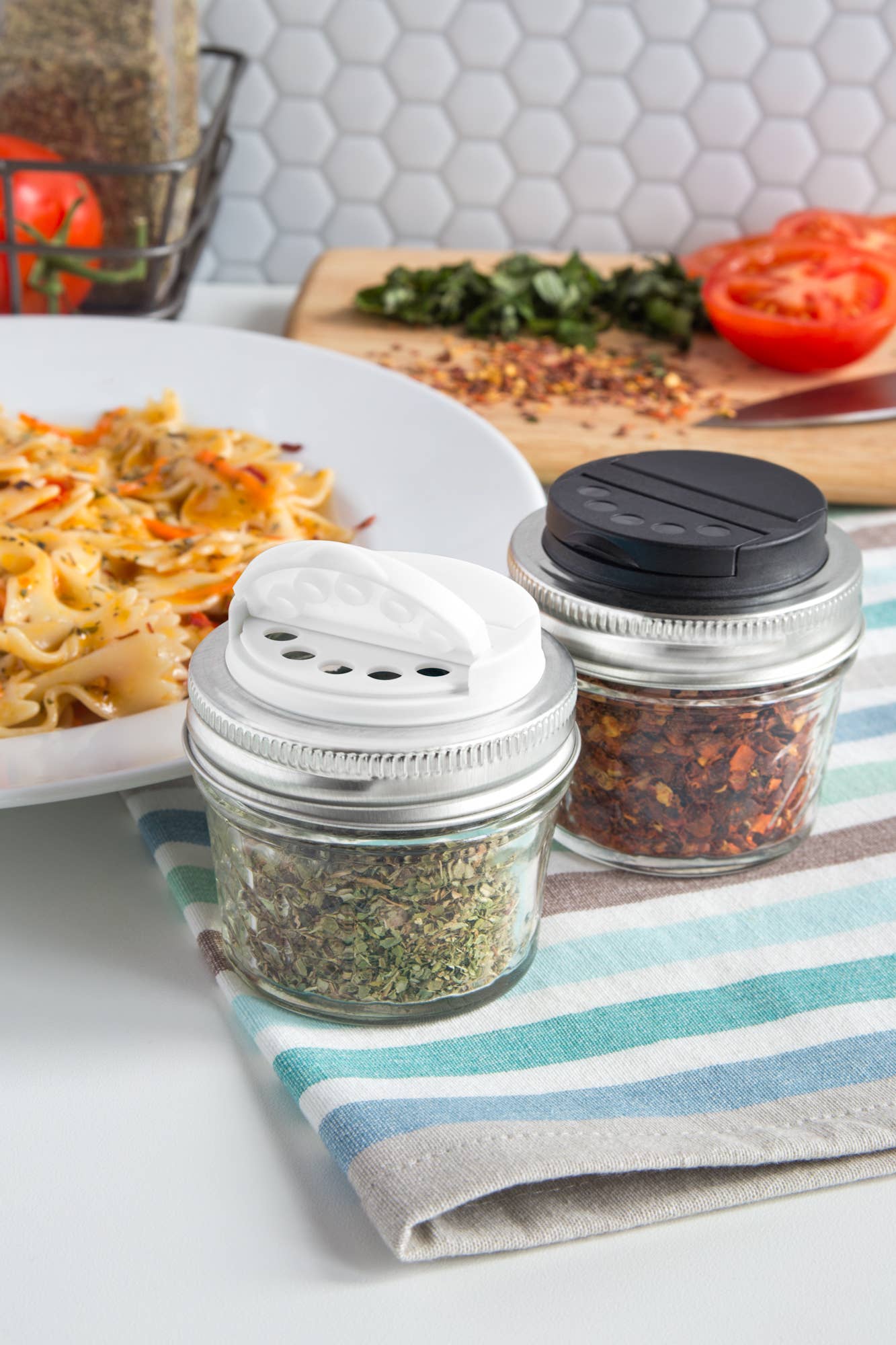 Fox Run Brands - Vendita all'ingrosso Contenitori per alimenti - Coperchio Fox Run Brands per barattoli Mason a bocca regolare, per spezie, nero o bianco2