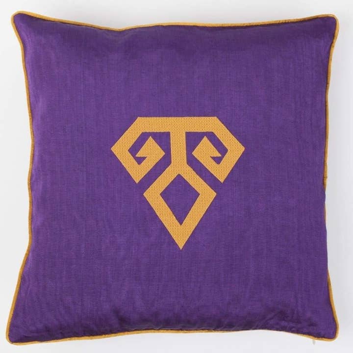 Coussin en soie brodé Kutnu - Fertilité, Purple Authe pour la vente par Bohemtolia