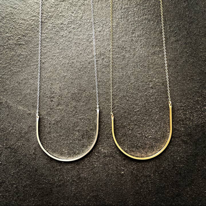 Collier courbe asymétrique pour la vente par Allison Mooney Design