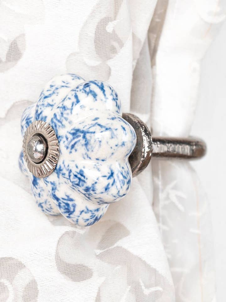 Handgjord dekorativ blå och vit färg keramisk gardinslips bakkrok antik krok (uppsättning av 2) för wholesale av KNOBCO