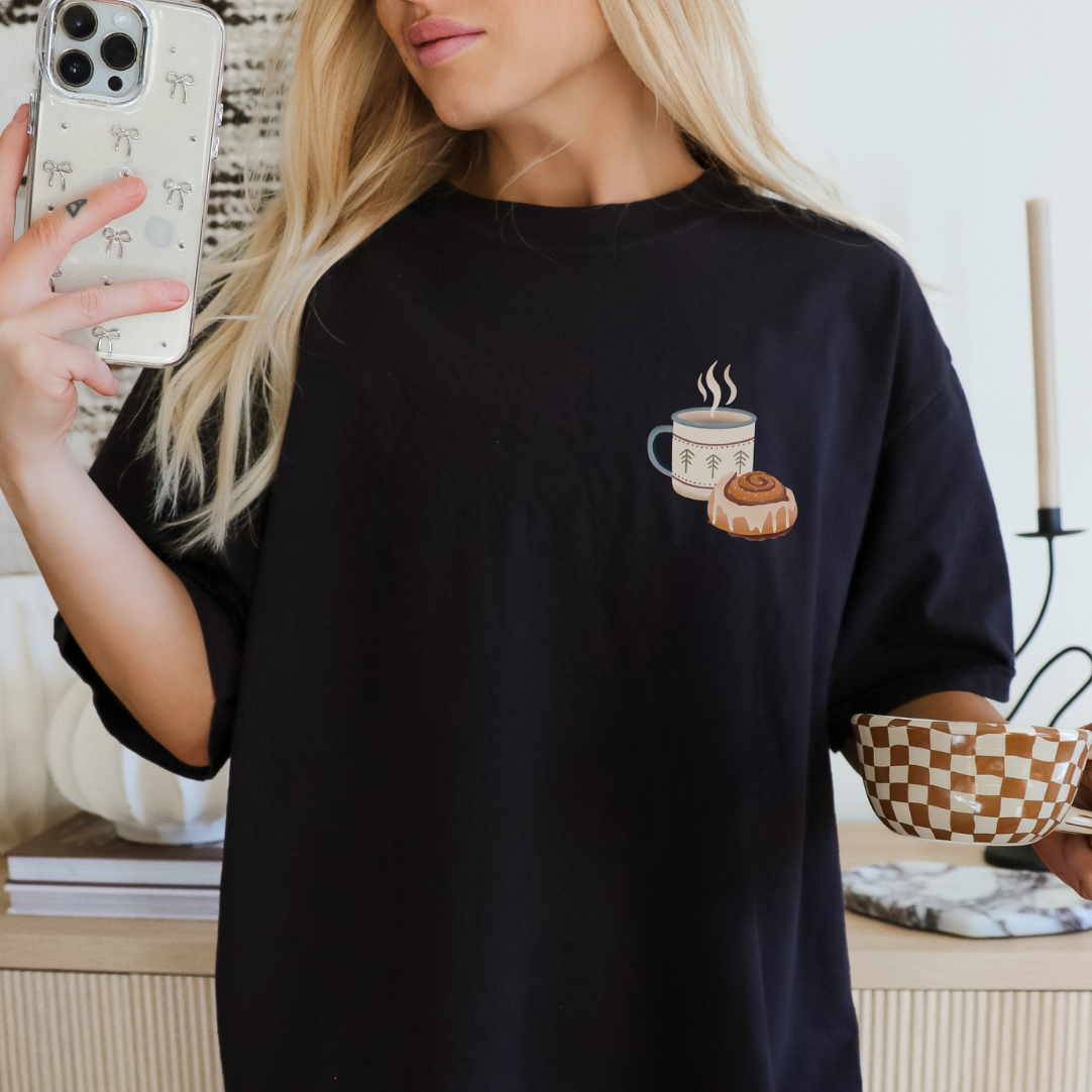 Tilda&Theo – wholesale Screen printed t-shirt – Women′s – T-shirt Cinnamon Roll & Coffee Kanelbullar Sweden3