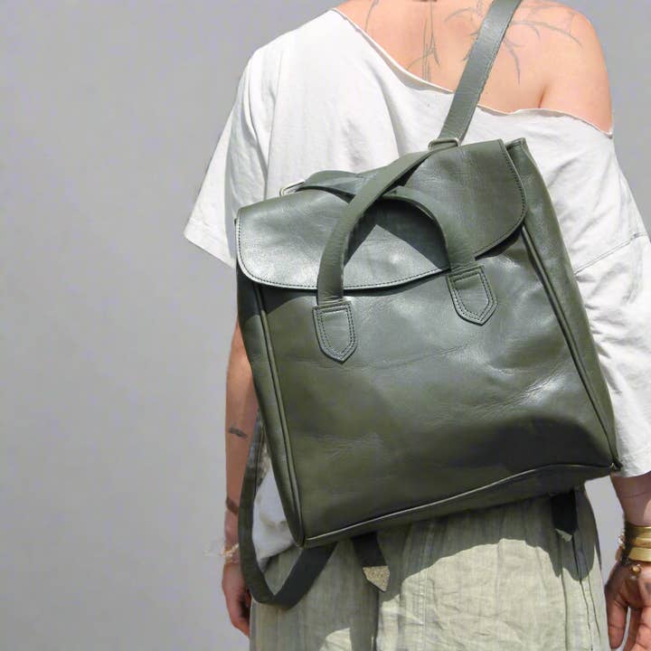 Cleo – olijfgroene converteerbare leren rugzak | 2-in-1 handgemaakte tas voor wholesale door Artisan Stories