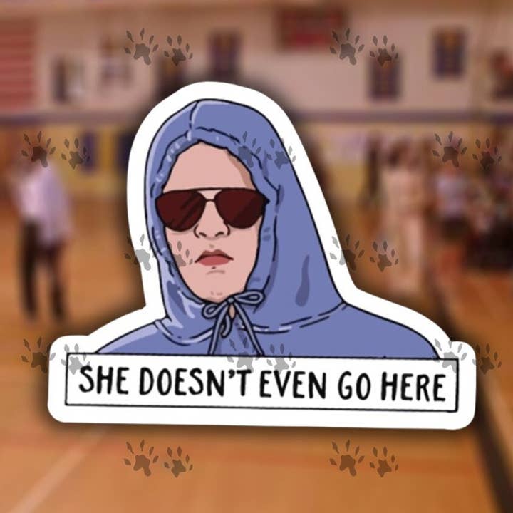 Mean Girls Vinyl klistermærke - Hun går ikke engang her for engroshandel hos The Red Otter