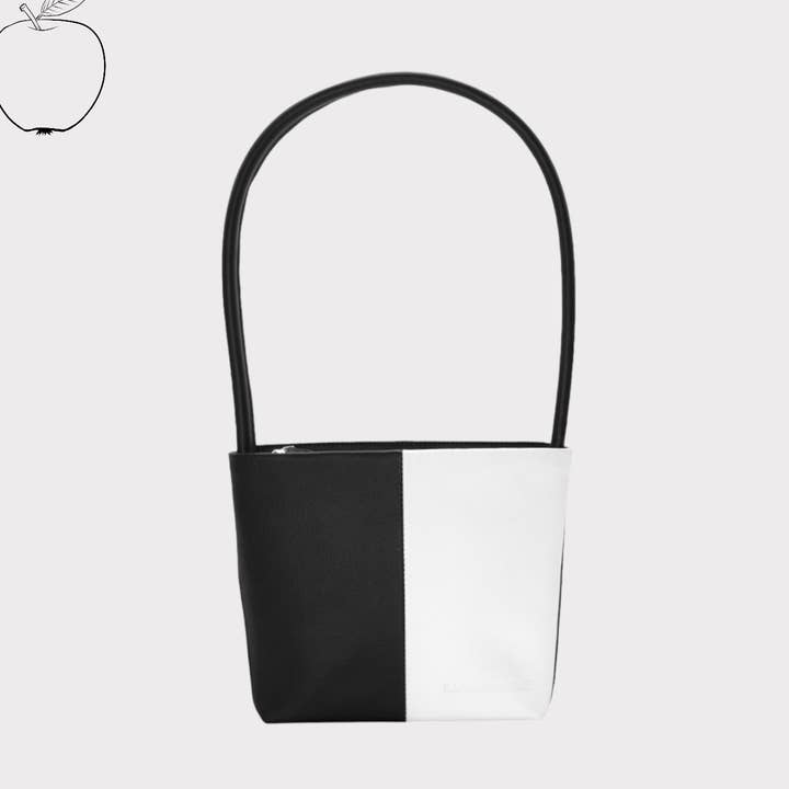 Aria - bæredygtig taske i æbleskind sort og hvid for engroshandel hos Sook Stainable