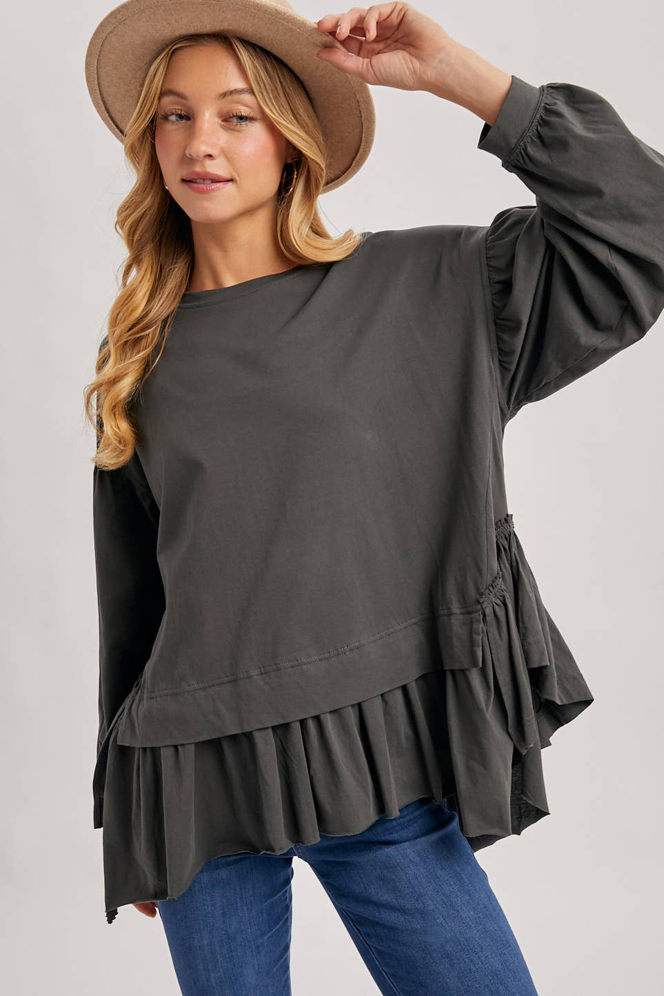 Bluivy – Großhandel Strickoberteil – Damen – ÜBERGROßES STRICKOBERTEIL MIT GERÜSCHTEM PEPLUM-SAUM2