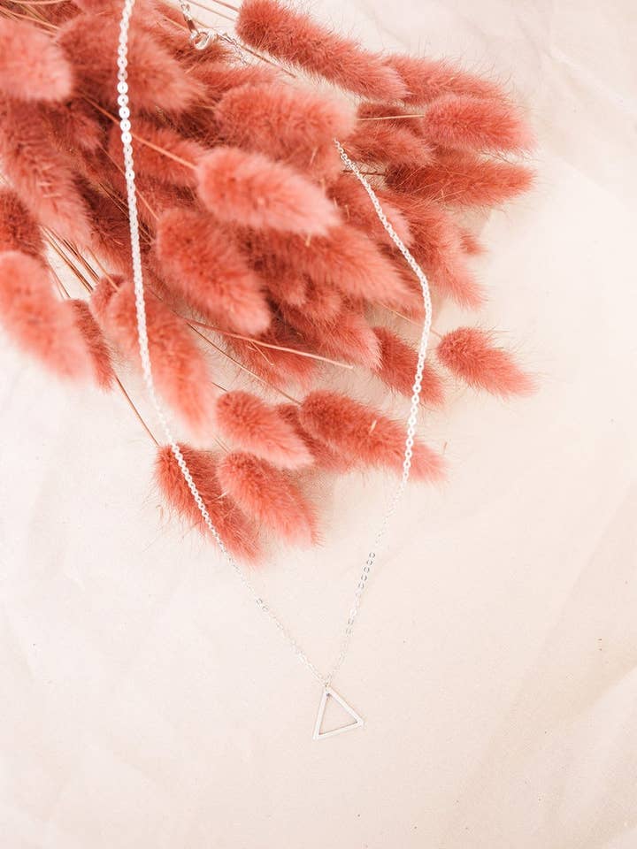 Collana a triangolo in argento, semplice collana in argento per la vendita all'ingrosso da parte di Asher Grey