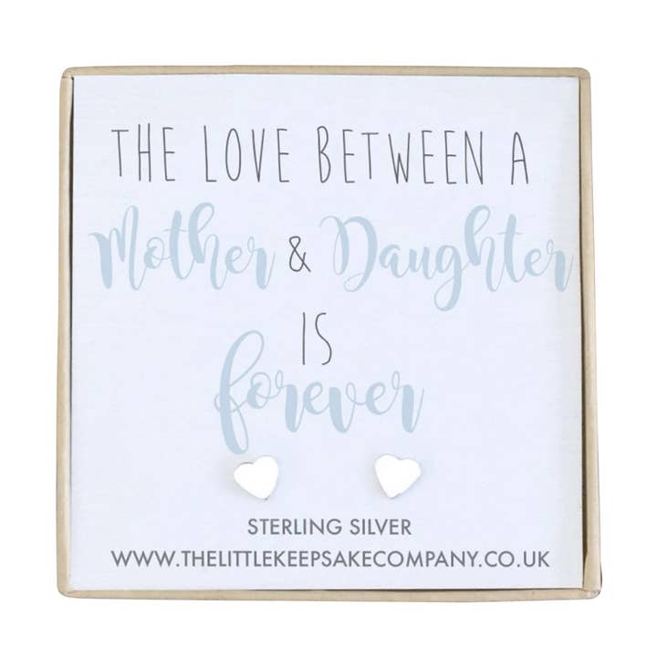 Boucles d'oreilles en argent sterling avec citation en forme de cœur - L'amour entre une mère et sa fille est éternel pour la vente par The Little Keepsake Company