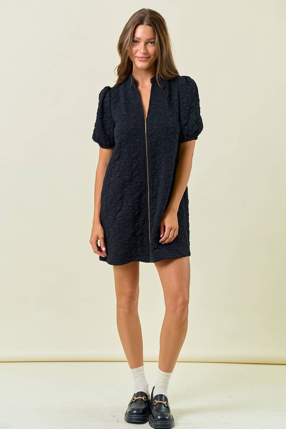 Doe and Rae – wholesale Klänning - Dam – FLORAL JACQUARD KLÄNNING MED DRAGKEDJA FRAM OCH PUFFÄRMAR - 28054D10