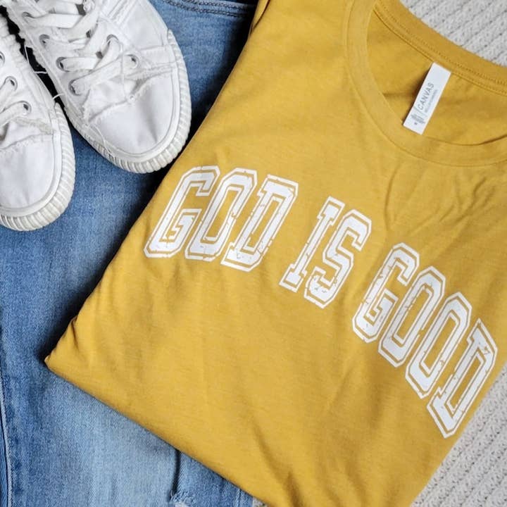T-shirt God is Good pour femme. Tissu inspiré de la foi chrétienne pour la vente par Honey Verse