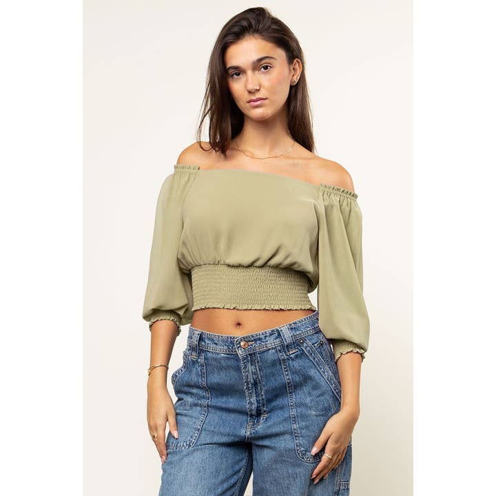 Blusa a spalle scoperte con maniche lunghe e dettagli smoking per la vendita all'ingrosso da parte di Naked Zebra Rack