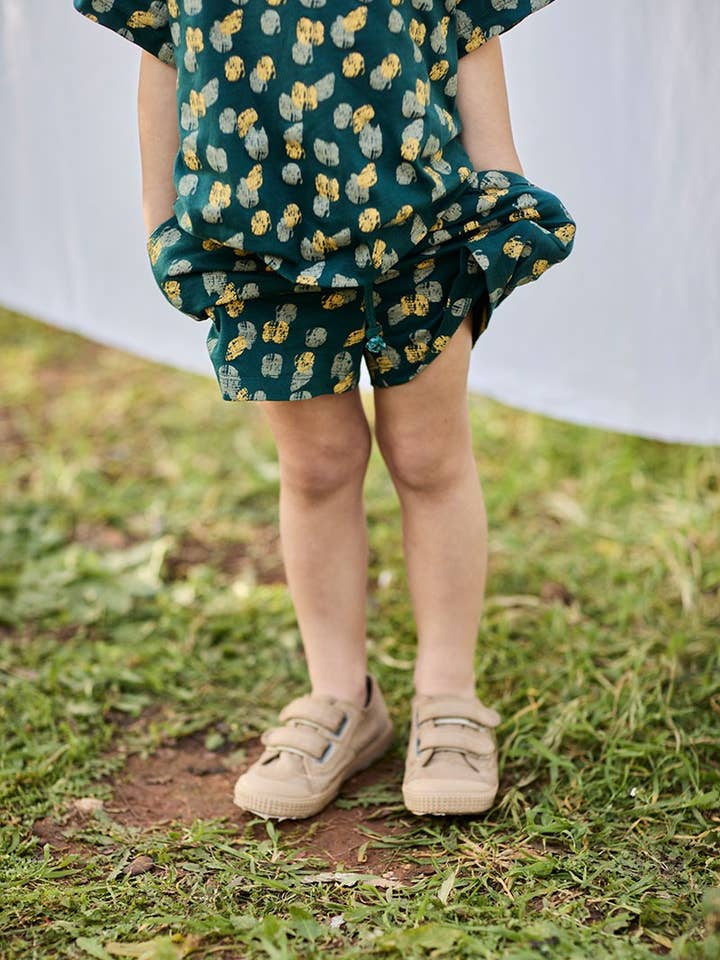 Short bleu vert en coton biologique à empreintes de pieds pour la vente par Tiralahilacha