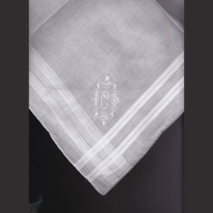 Eastern Sunrise Lace And Linens Inc. - Vente Mouchoir en tissu – homme - Mouchoir vintage brodé à la main en madère avec initiales homme3