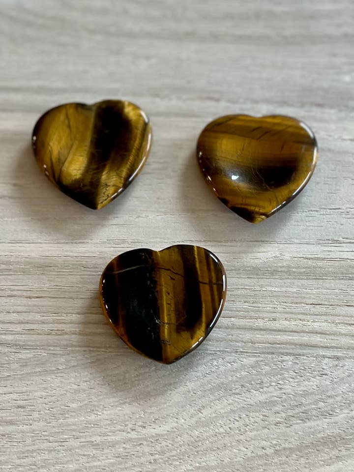 Worry Stone - Cœur en œil de tigre pour la vente par Luna Rae