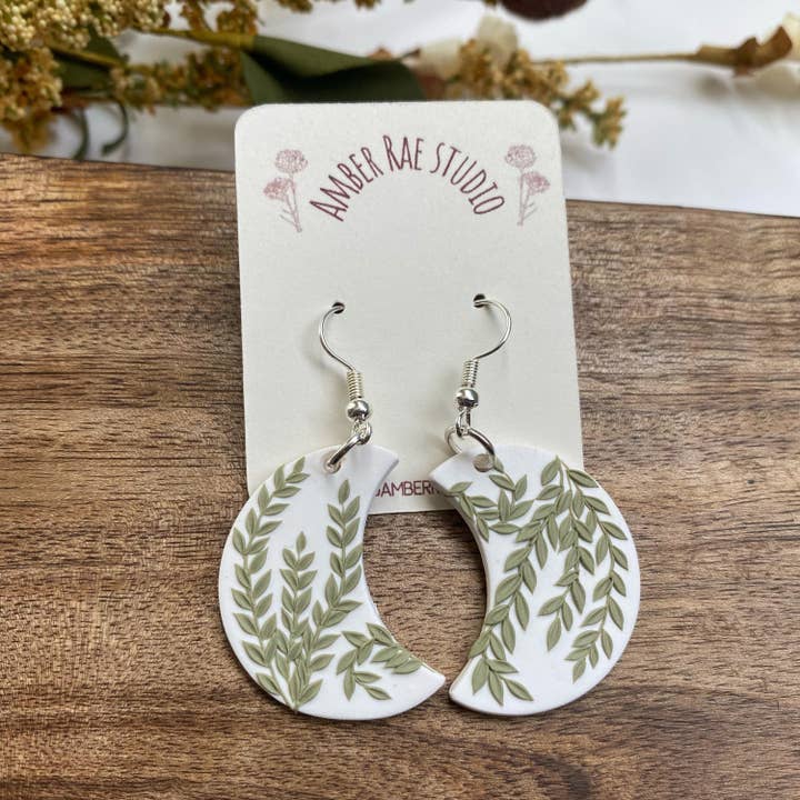 Clay Moon Ohrringe | Ohrringe aus Fimo | Ohrringe aus weißem Mond Ton | Blumige Mondohrringe | Boho Moon Ohrringe Ton für den Großhandel von Amber Rae Studio