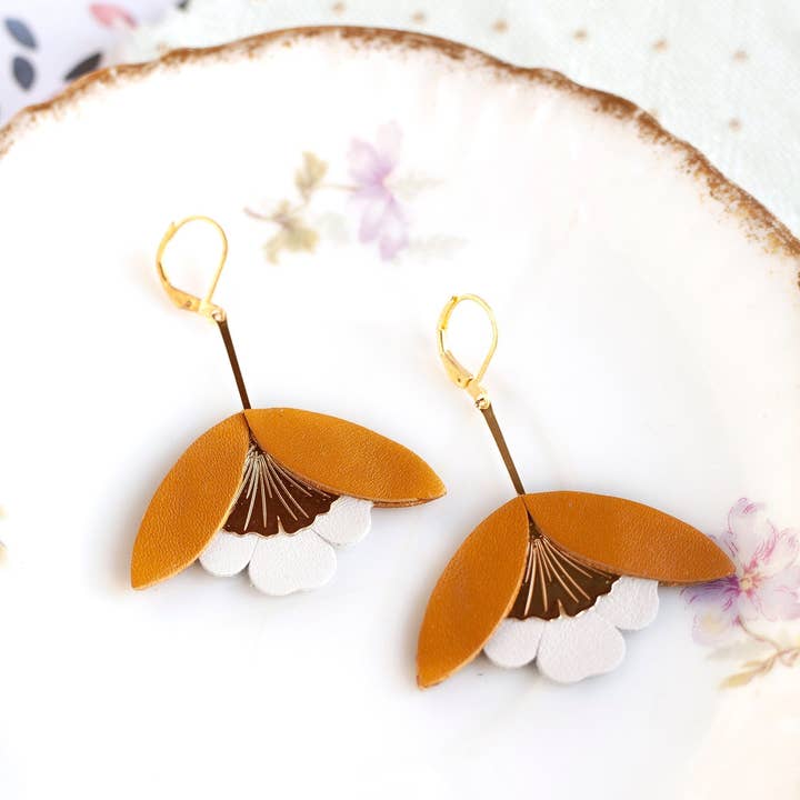 Ginkgo Bloem Oorbellen – Kameelbruin en Wit Leer voor wholesale door Chenoha Studio