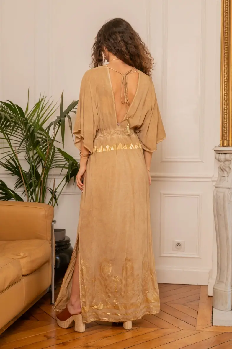 golden Maxi dress printed with gold, neckline and a tie at the back for wholesale on Faire2