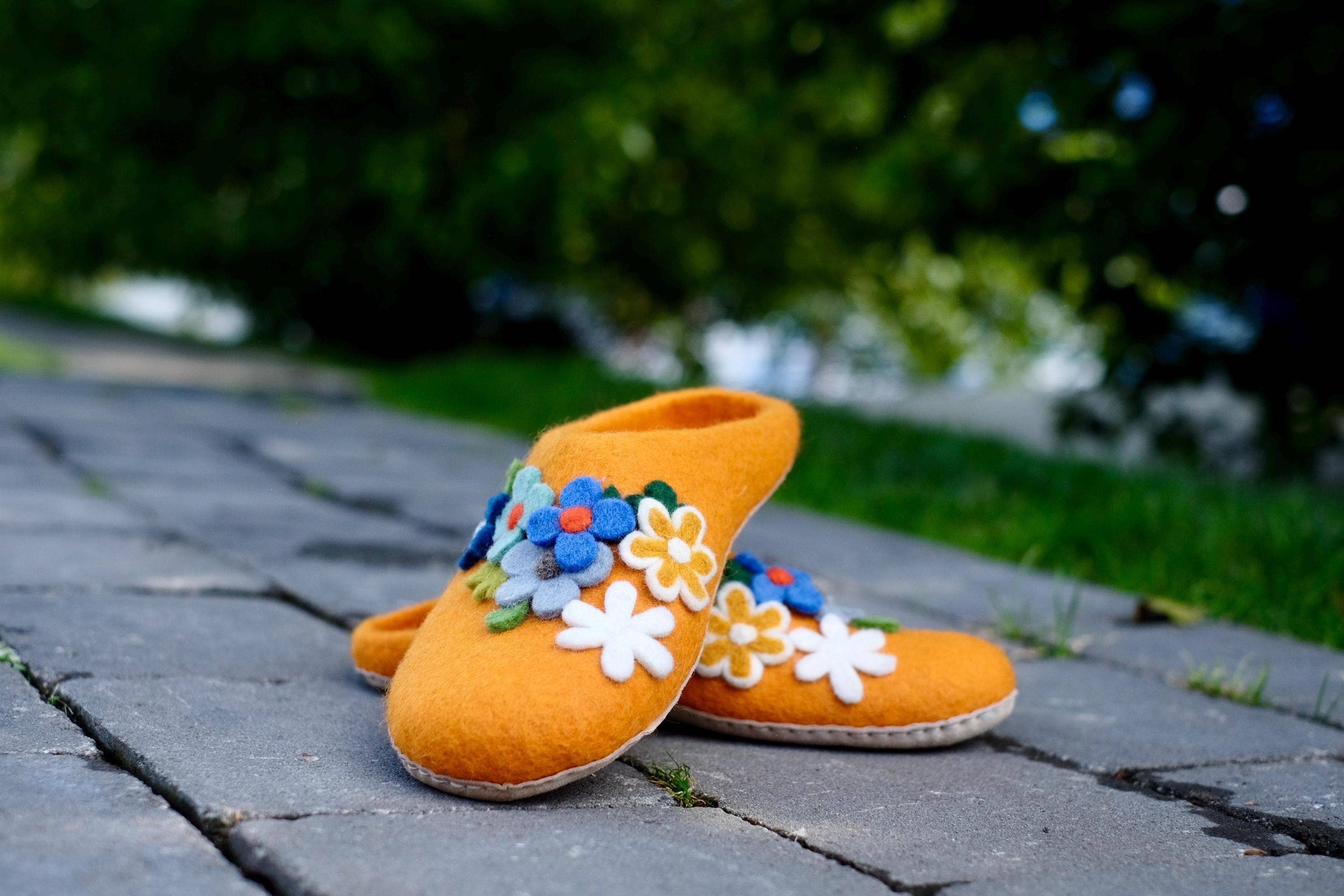 Fuzzy cove – Engroshandel Slippers - Dame – Blomster Økologiske Merino Uld Tøfler | Miljøvenligt Blomsterdesign, Gummi- eller Lædersål, Hyggelig Komfort Luksus Gave til Kvinder, Filtblomster6