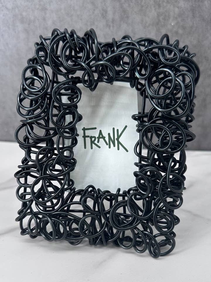 Porta Fotografia em Arame “Loops” (janela 2" x 3") Cor Preto por atacado de Frank Steil San Francisco