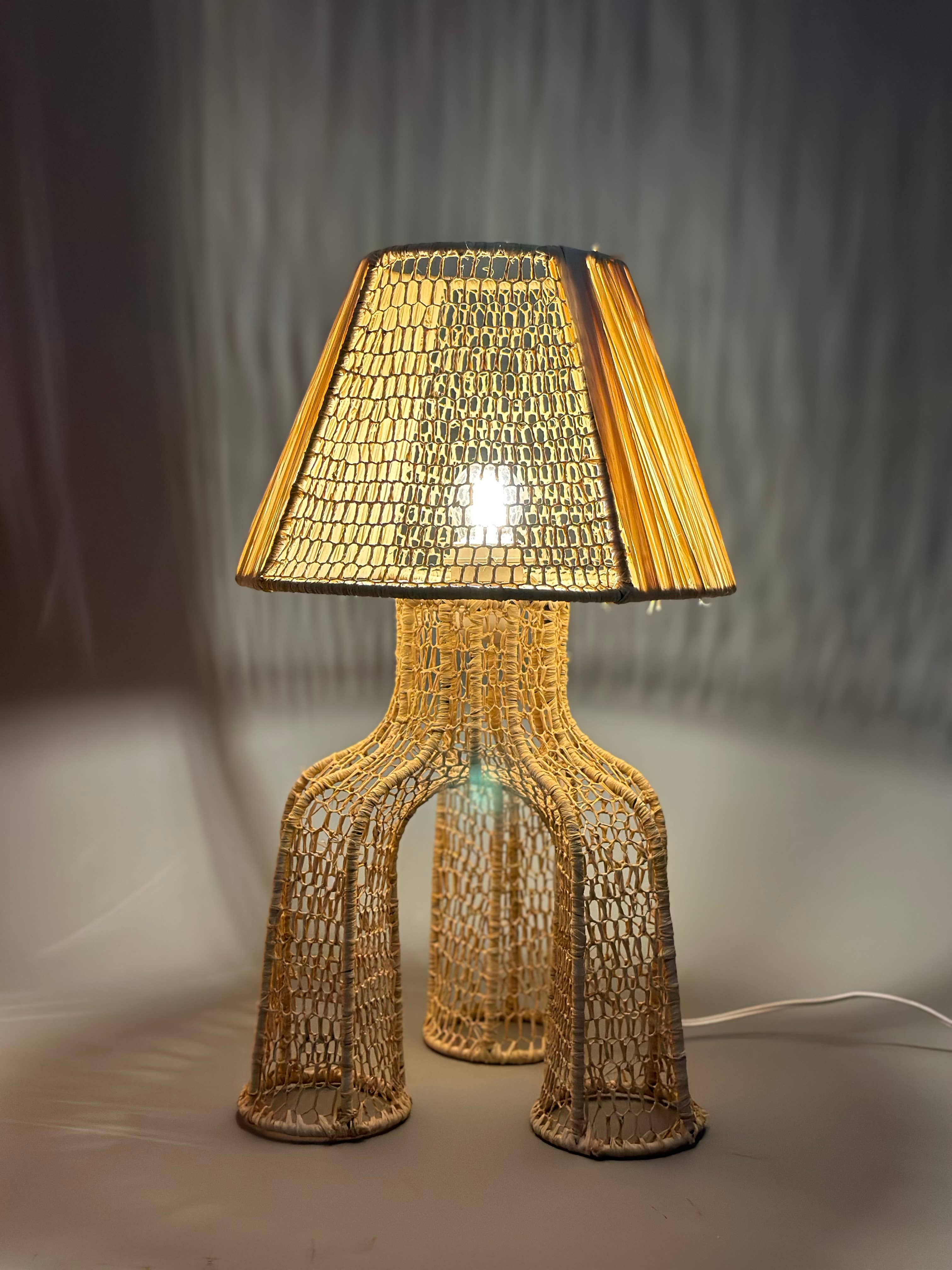 Mikwi – Engroshandel Skrivebordslampe – Naturlig raffia bordlampe, håndflettet lampeskærm6