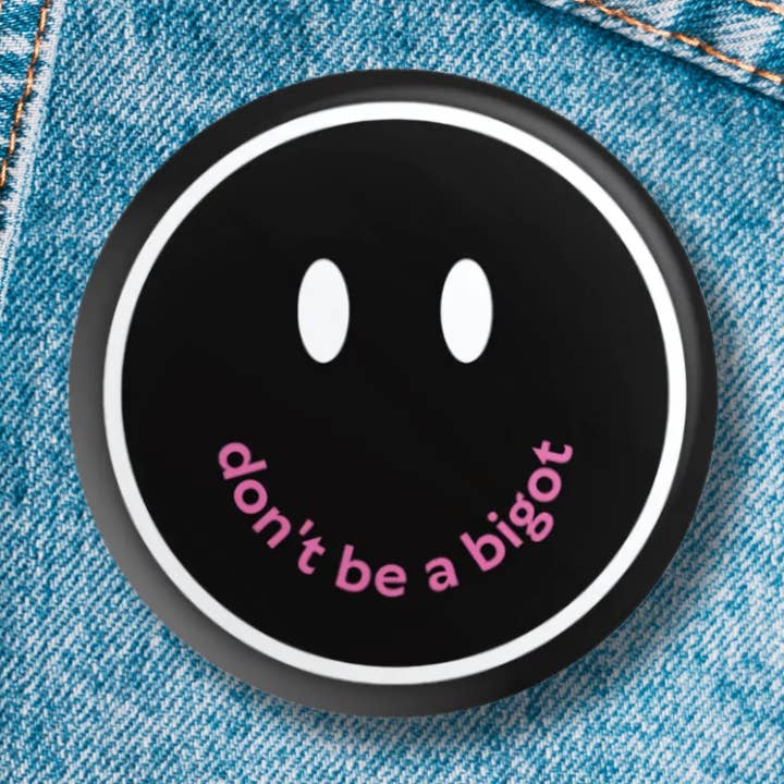 Ne sois pas un bigot Badge épingle 1,25" en noir | Fierté Féministe pour la vente par GetBullish