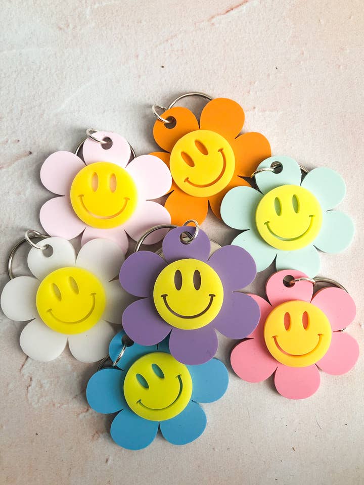 Retro nyckelring i akryl med leende blomma för wholesale av Gold Beam Creations