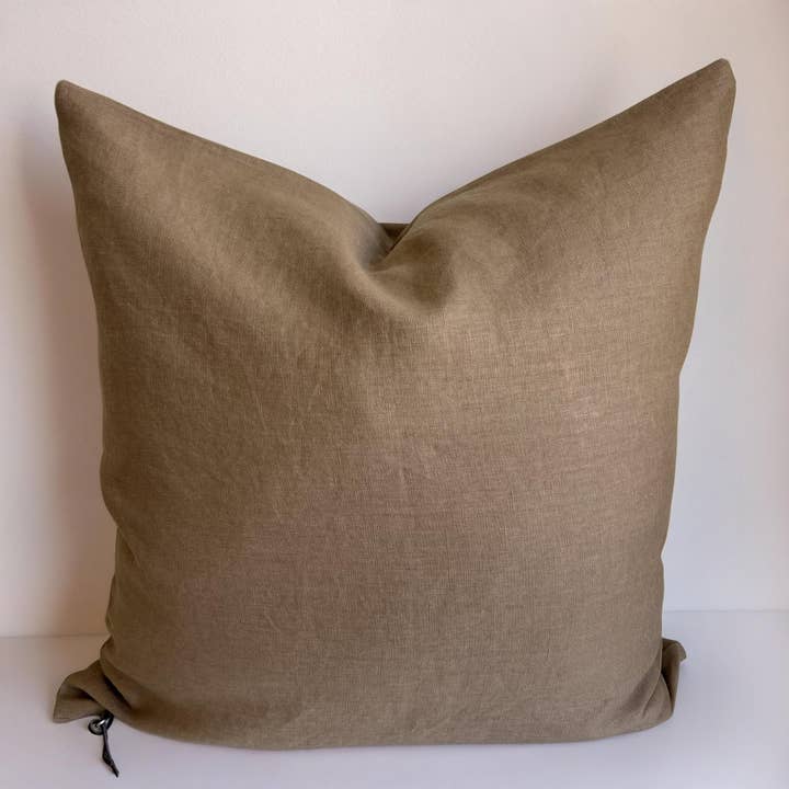 Coussin en lin moka pour la vente par Bobbie Broon Home
